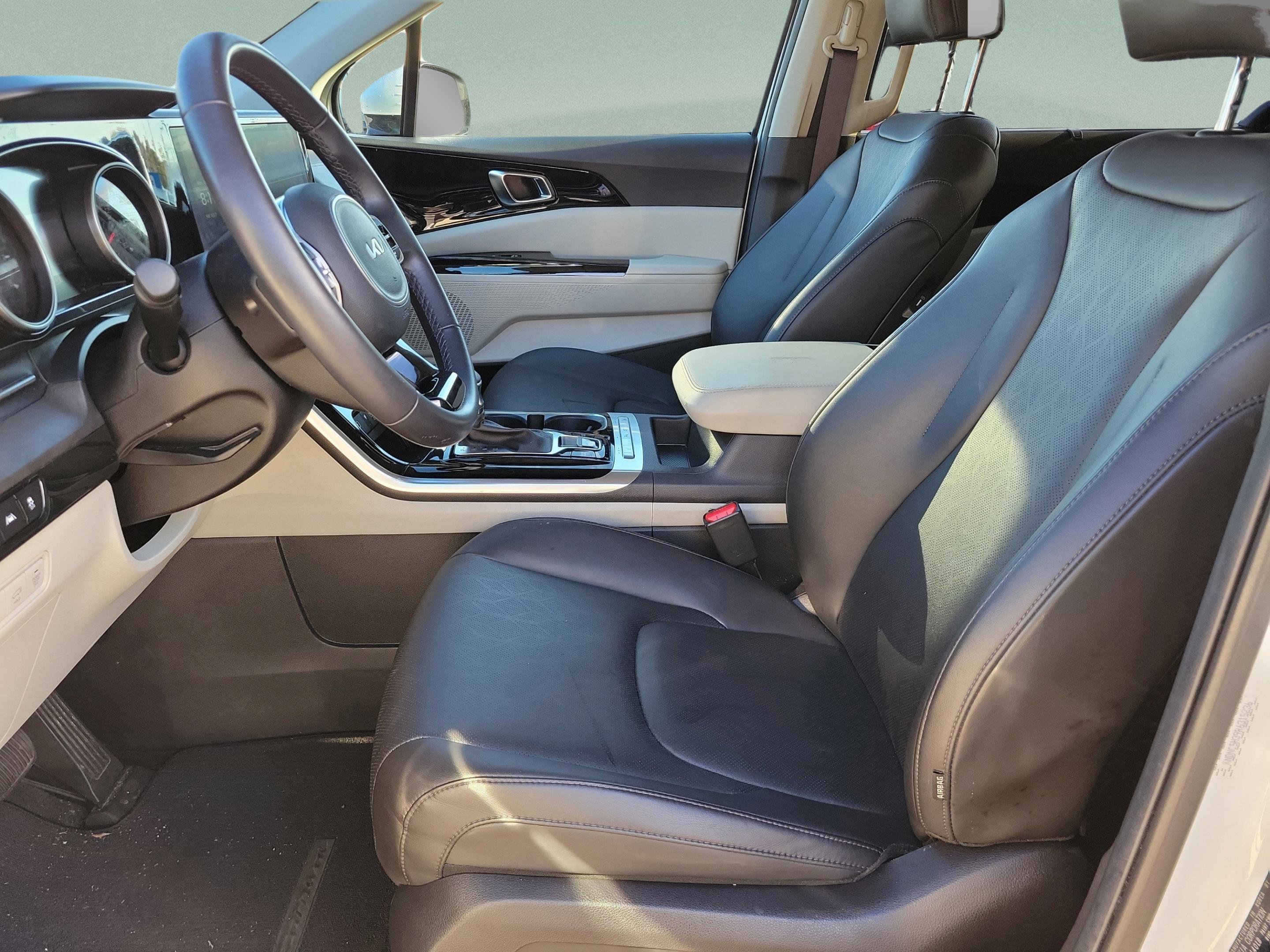 Used 2024 Kia Carnival EX image 14