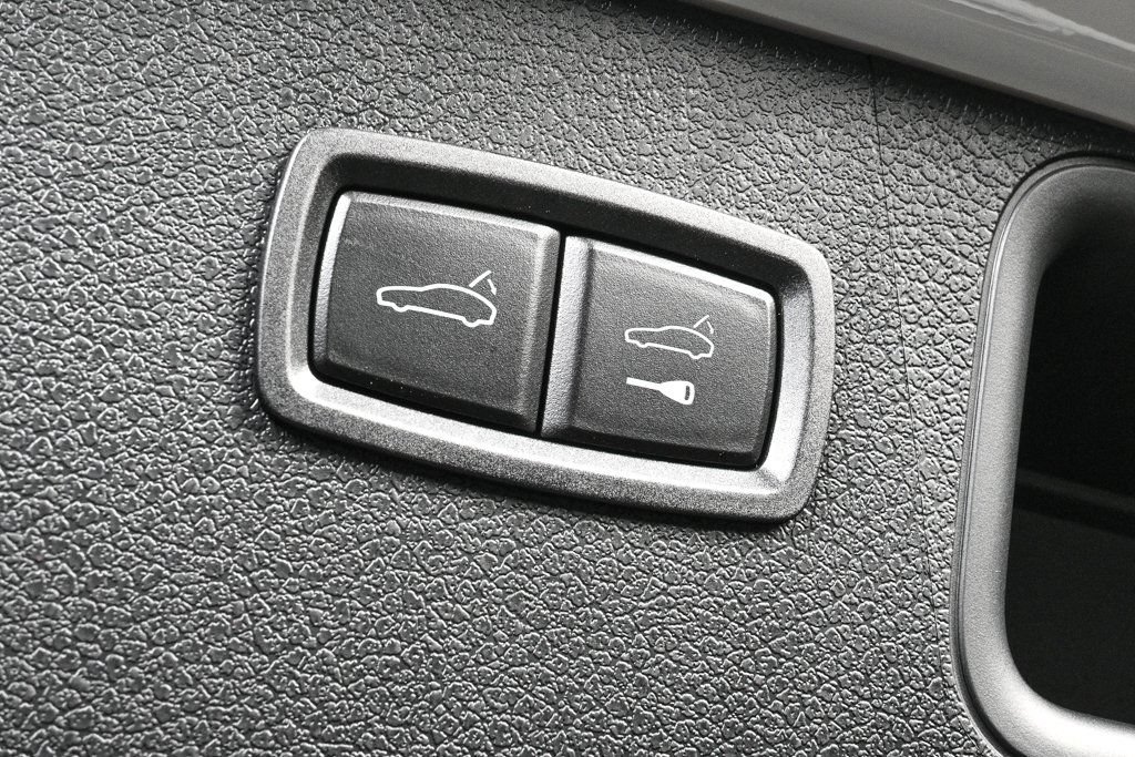 Certified 2026 Porsche Macan AWD/4WD image 30