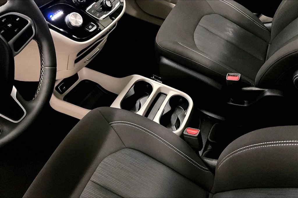 Used 2023 Chrysler Voyager LX image 18