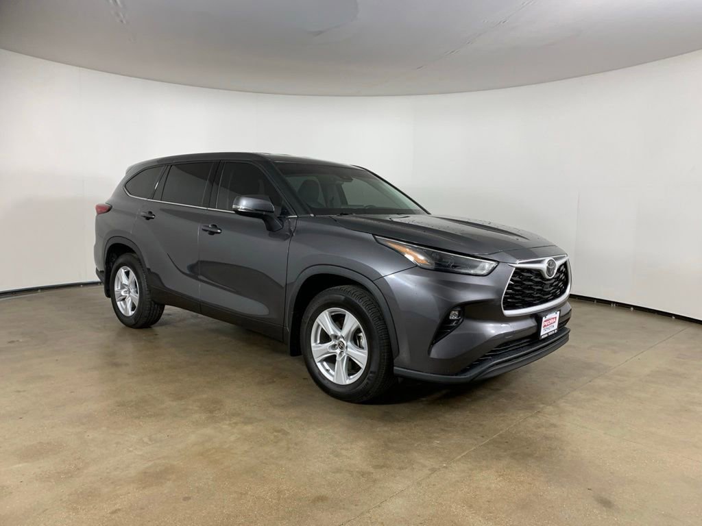 Used 2022 Toyota Highlander LE AWD/4WD image 5