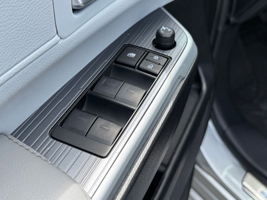 Used 2025 Toyota Sienna XLE w/ XLE Plus Package FWD image 19