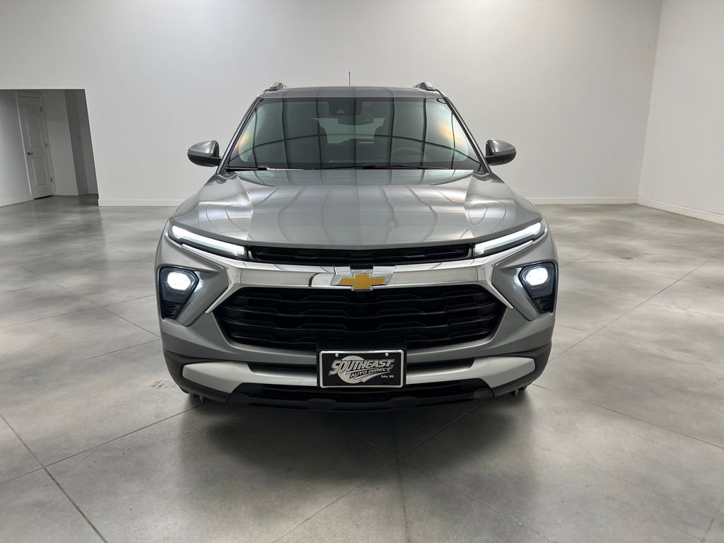 Used 2025 Chevrolet TrailBlazer LT AWD/4WD image 2