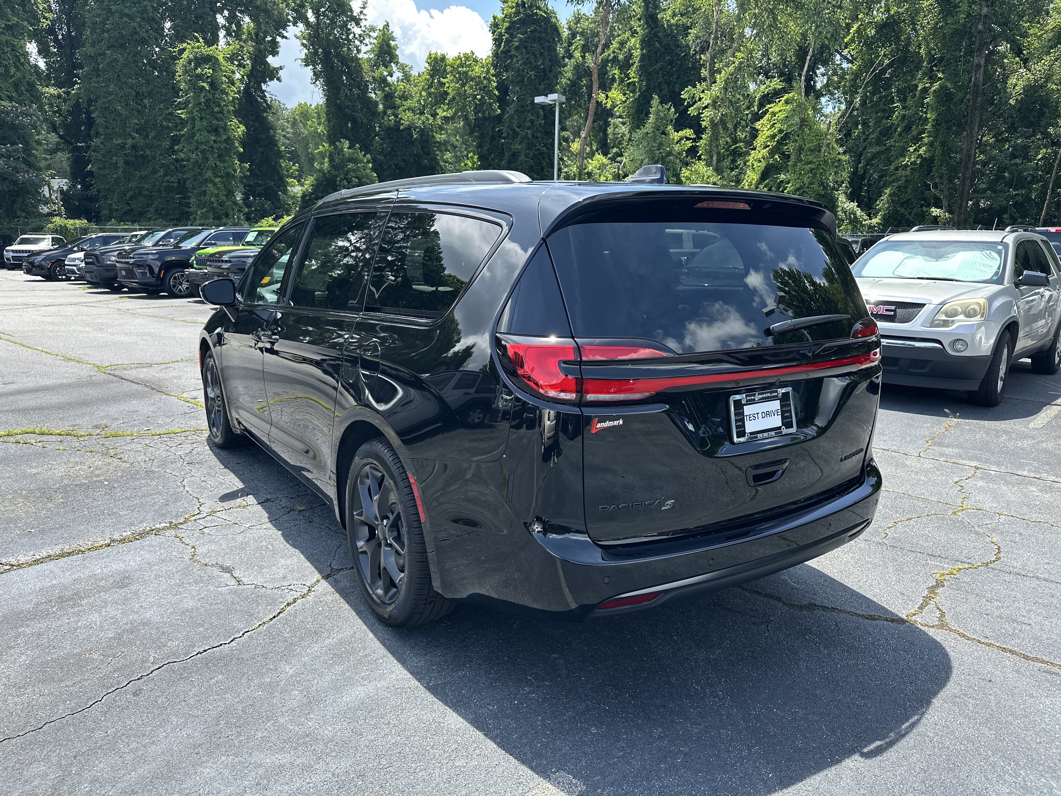 New 2027 Chrysler Pacifica Limited FWD image 7