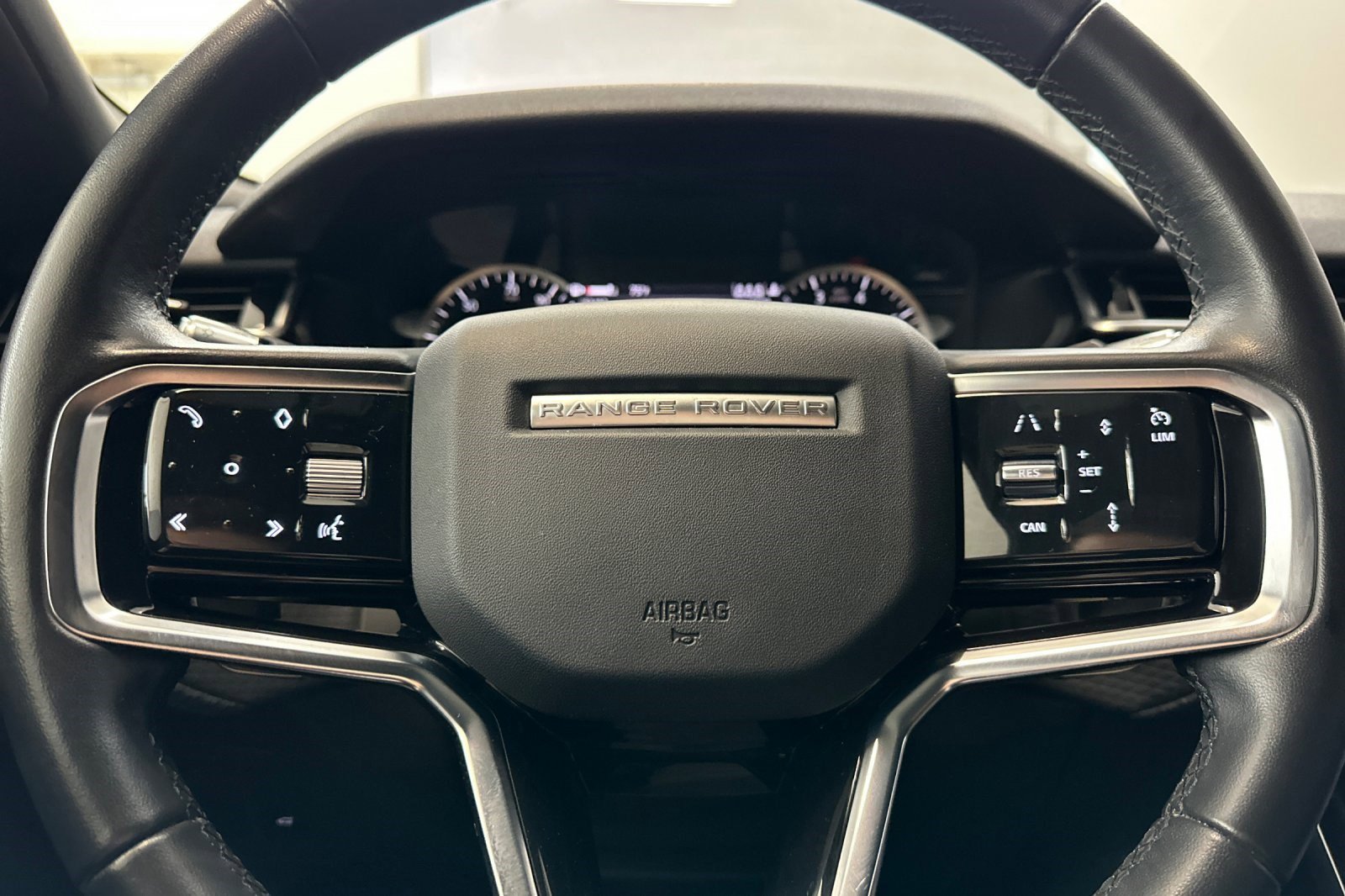 Used 2023 Land Rover Range Rover Velar R-Dynamic S image 17