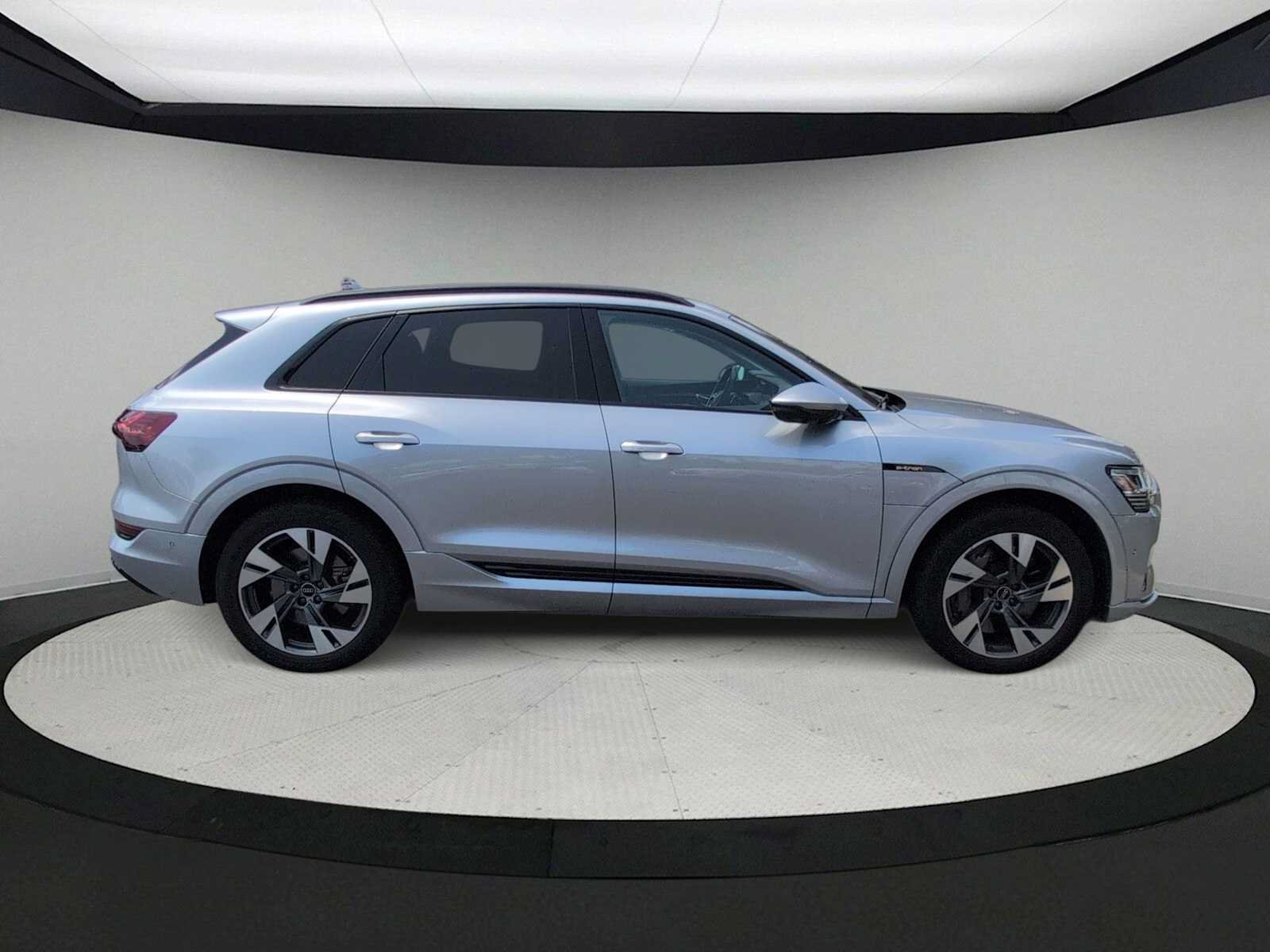 Used 2022 Audi e-tron Premium w/ Convenience Plus Package AWD/4WD image 9