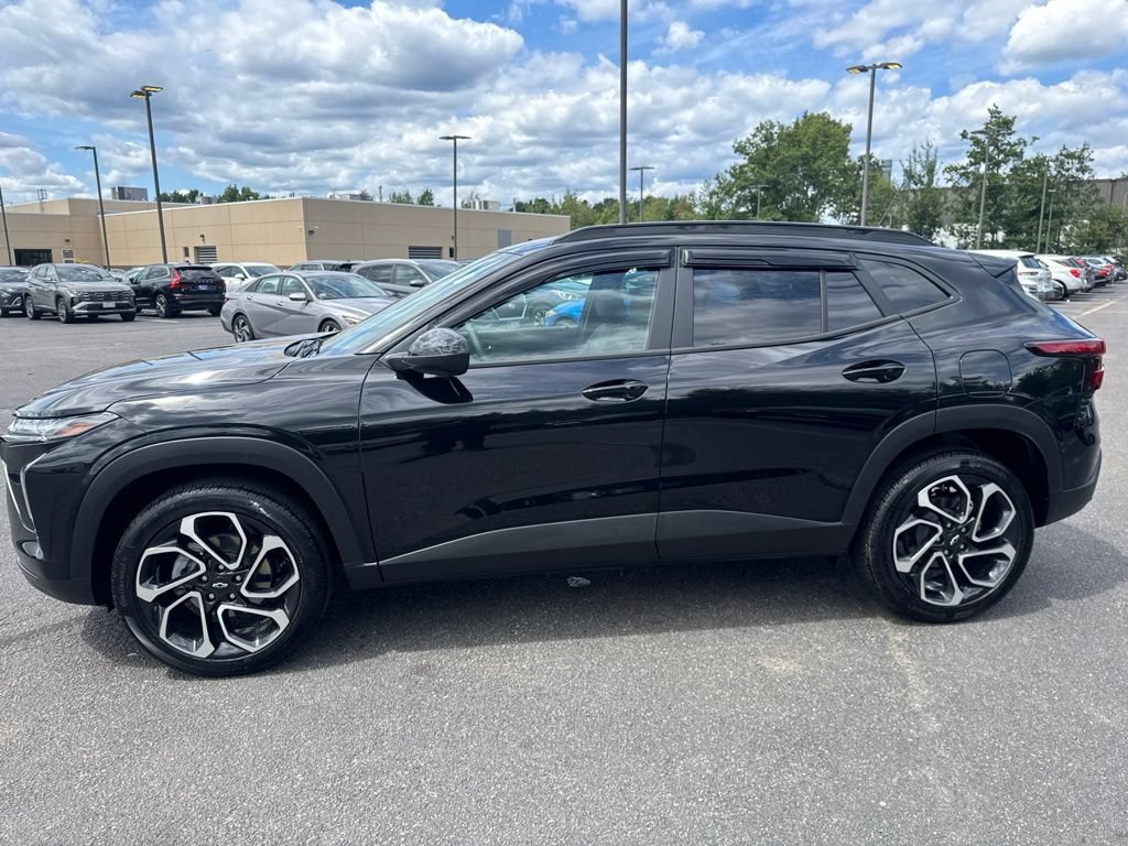 Used 2026 Chevrolet Trax RS w/ Sunroof Package FWD image 3