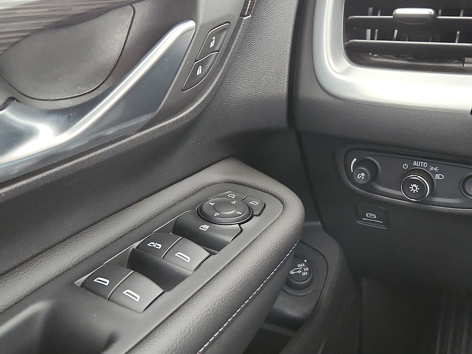 Used 2022 GMC Terrain SLT w/ Elevation Edition image 16