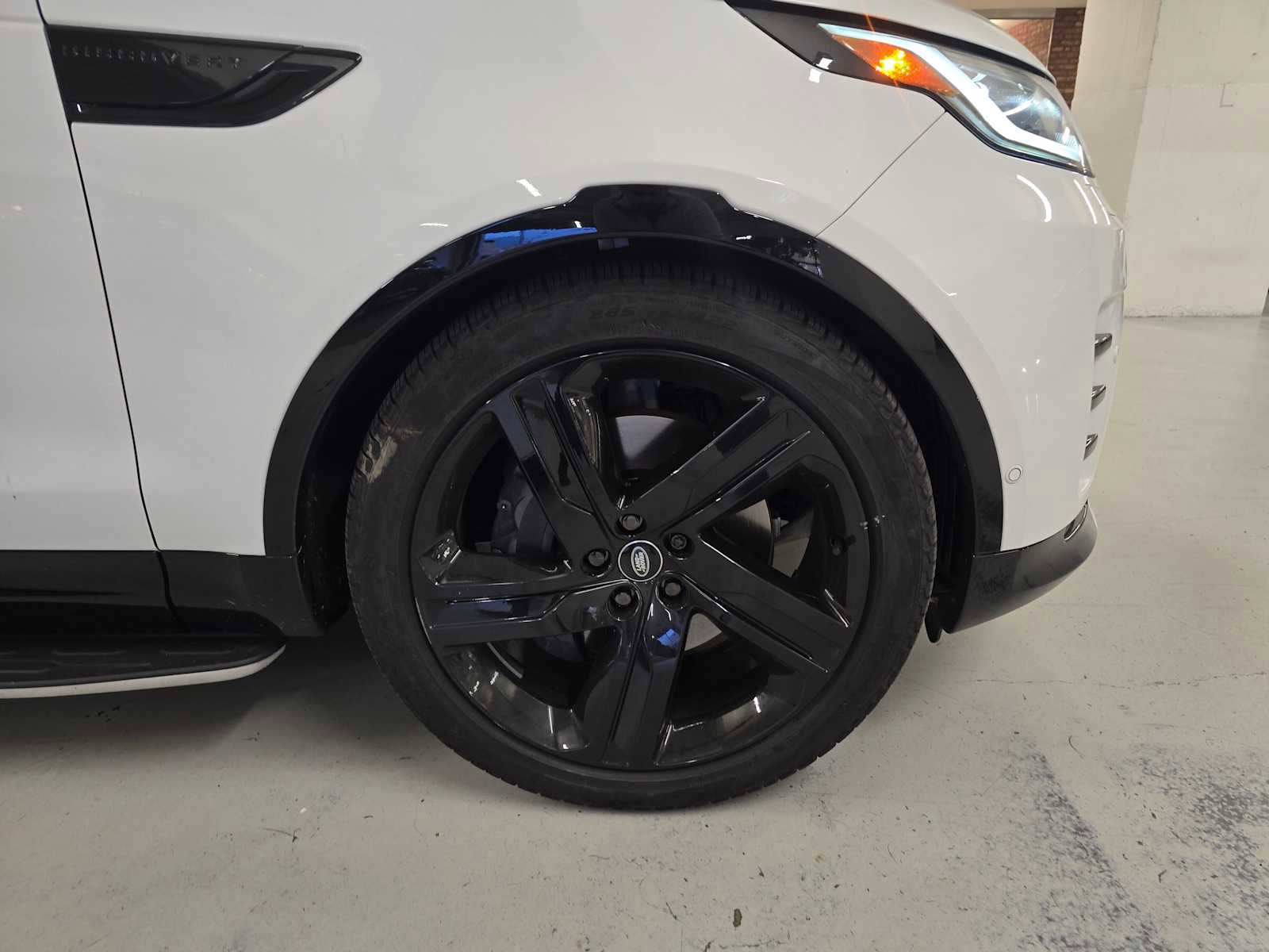 Used 2025 Land Rover Discovery Dynamic SE image 9