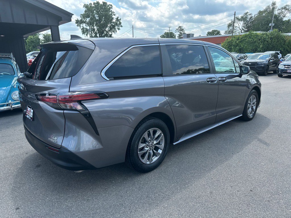 Used 2022 Toyota Sienna LE image 6