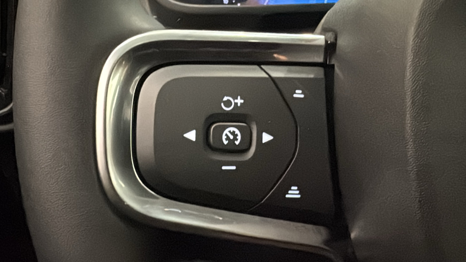 New 2026 Volvo XC40 B5 Core w/ Climate Package AWD/4WD image 13