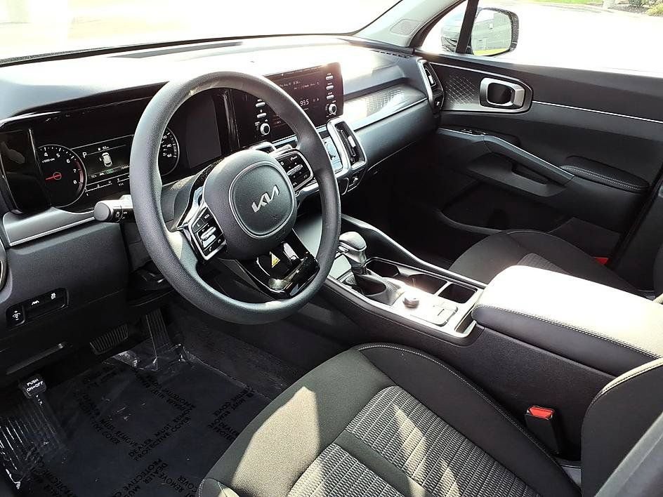 Used 2023 Kia Sorento LX AWD/4WD image 13