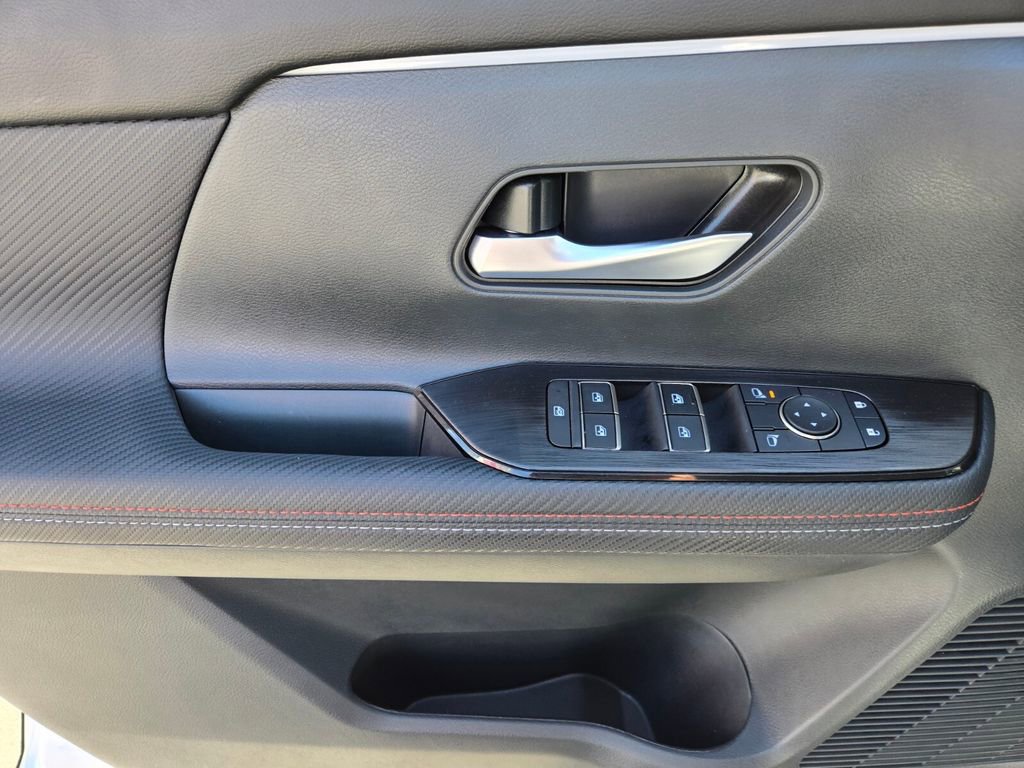Certified 2025 Nissan Kicks SR FWD image 21