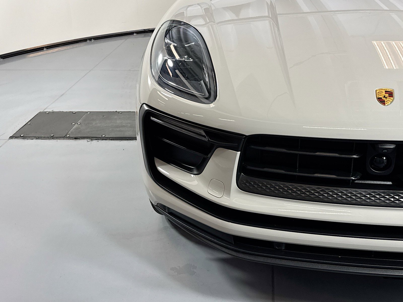 Used 2025 Porsche Macan image 28