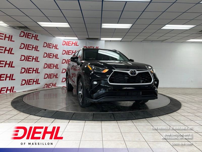 Used 2023 Toyota Highlander XLE AWD/4WD image 1
