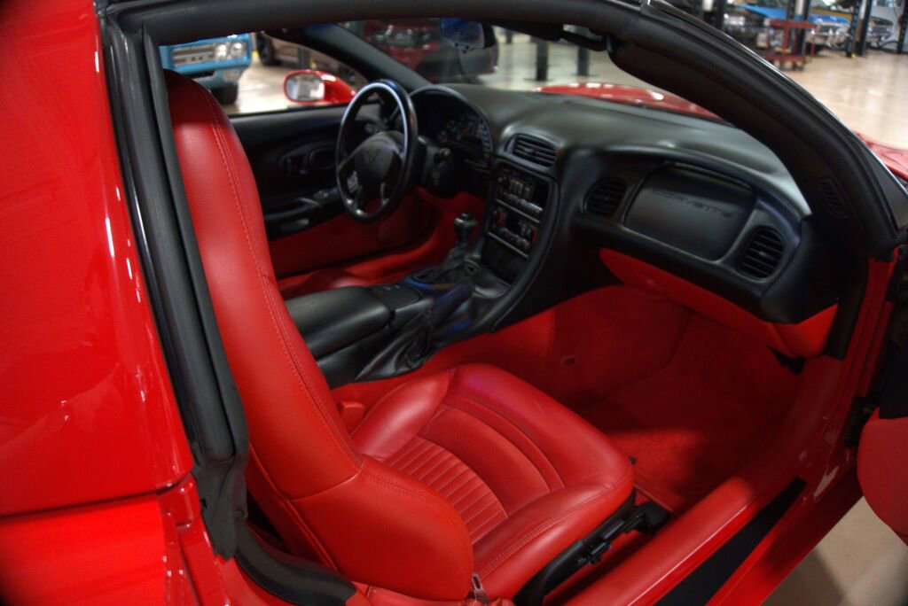 Used 2000 Chevrolet Corvette Coupe w/ Roof Pkg image 37