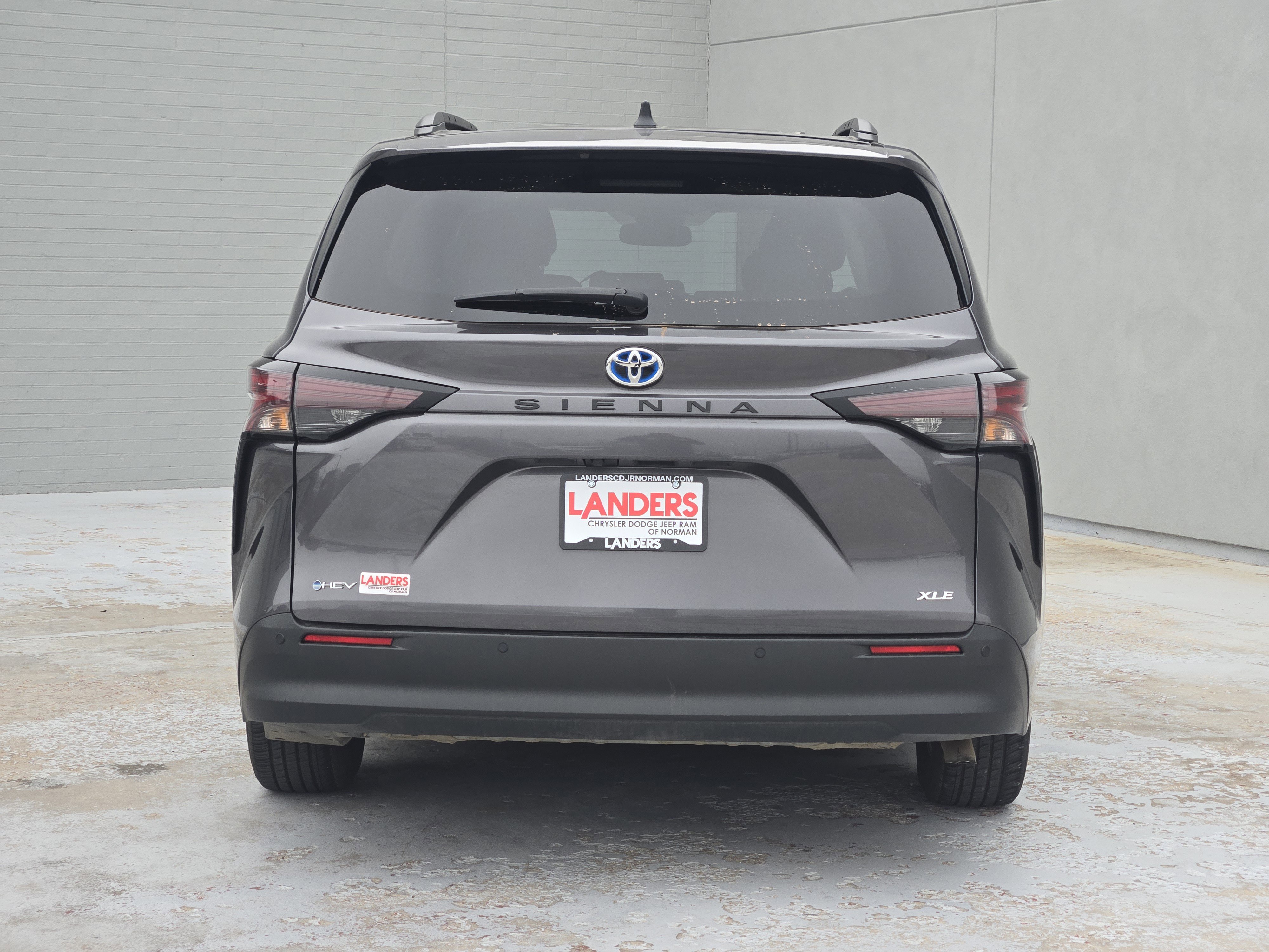 Used 2025 Toyota Sienna XLE image 7