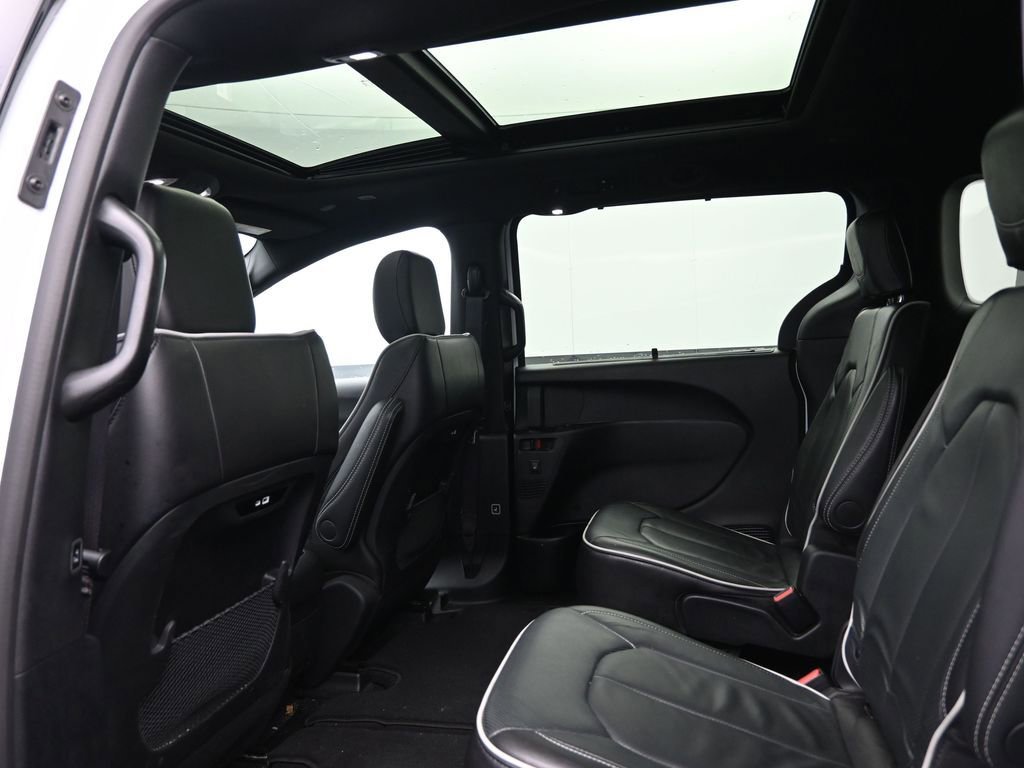 Used 2025 Chrysler Pacifica Limited image 30