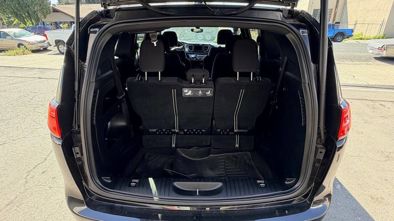 Used 2018 Chrysler Pacifica Touring Plus w/ S Appearance Package image 9