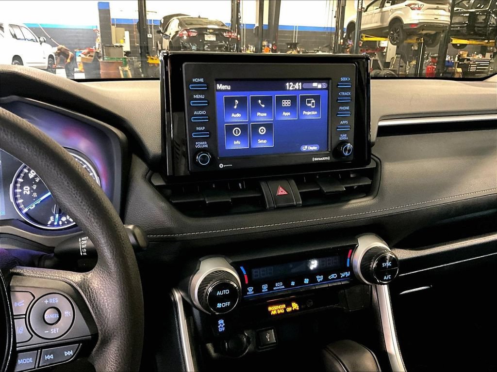 Used 2020 Toyota RAV4 LE w/ Carpet Mat Package AWD/4WD image 18