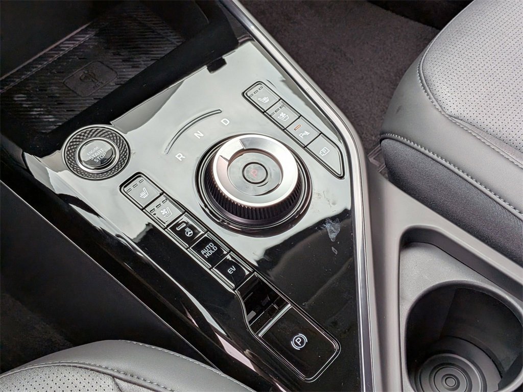 Used 2024 Kia Niro SX Touring image 17