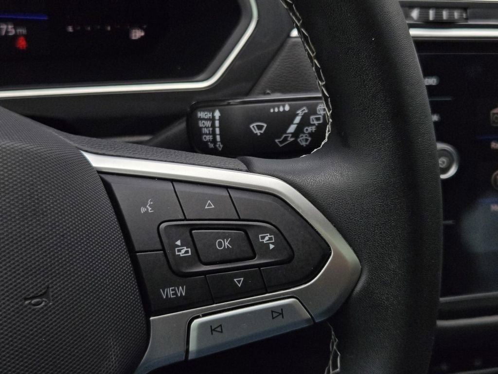 Used 2022 Volkswagen Tiguan SE w/ Panoramic Sunroof Package FWD image 27