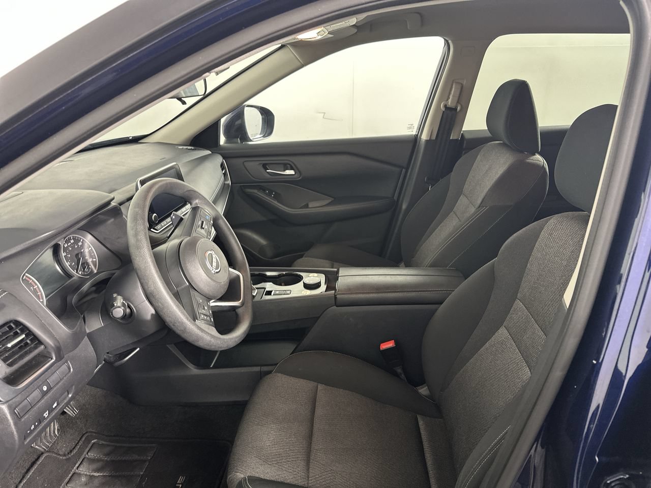 Used 2024 Nissan Rogue SV AWD/4WD image 2