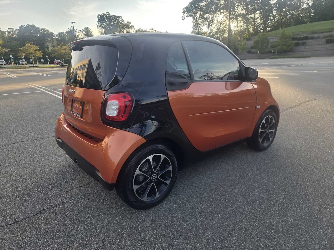 Used 2016 smart fortwo passion RWD image 9