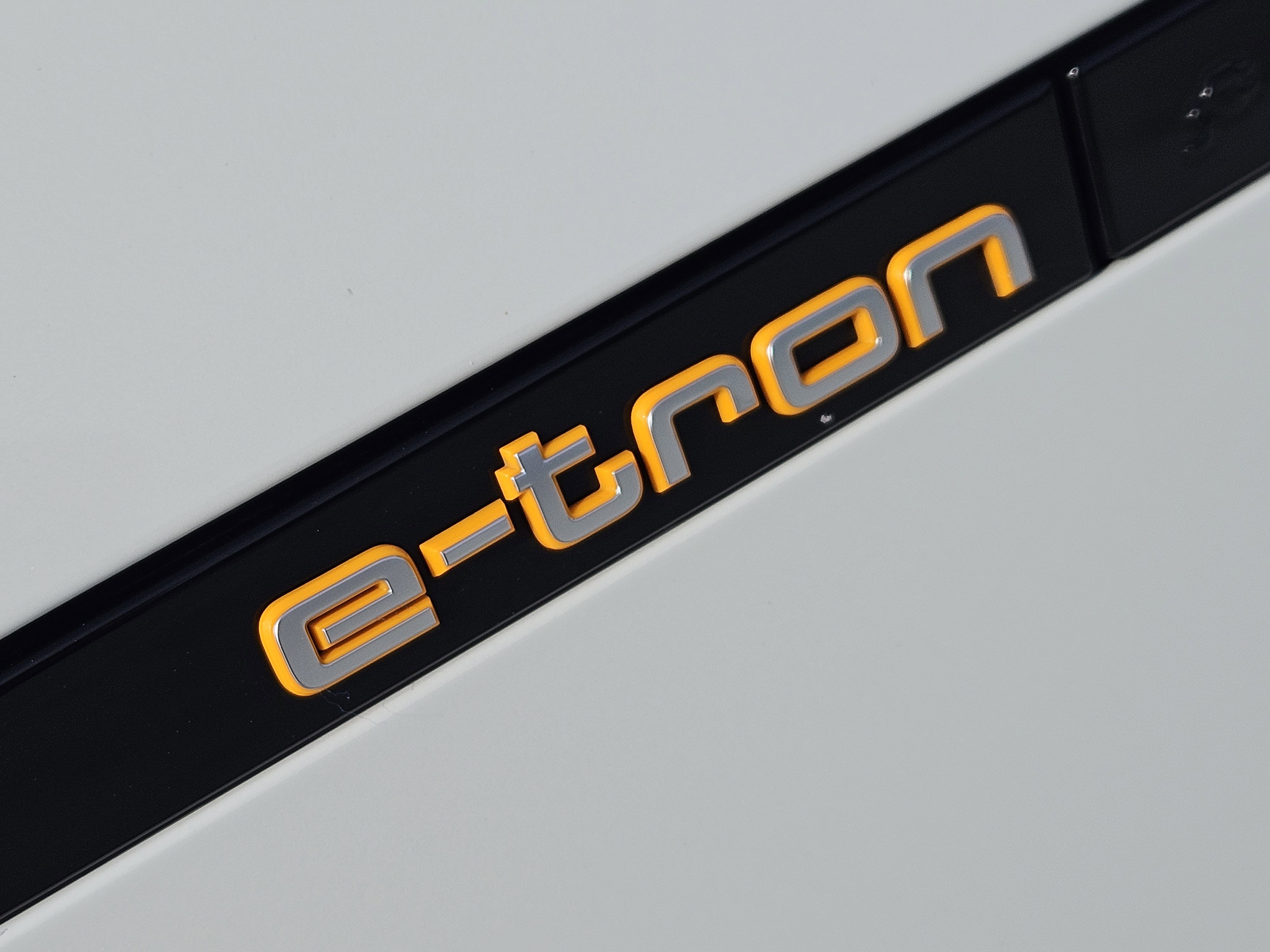 Used 2021 Audi e-tron Prestige w/ Prestige Package image 14