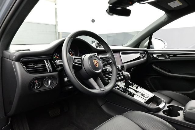 Certified 2025 Porsche Macan AWD/4WD image 4