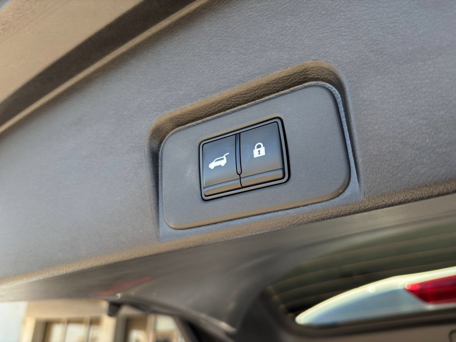 Used 2025 Nissan Rogue SV FWD image 23