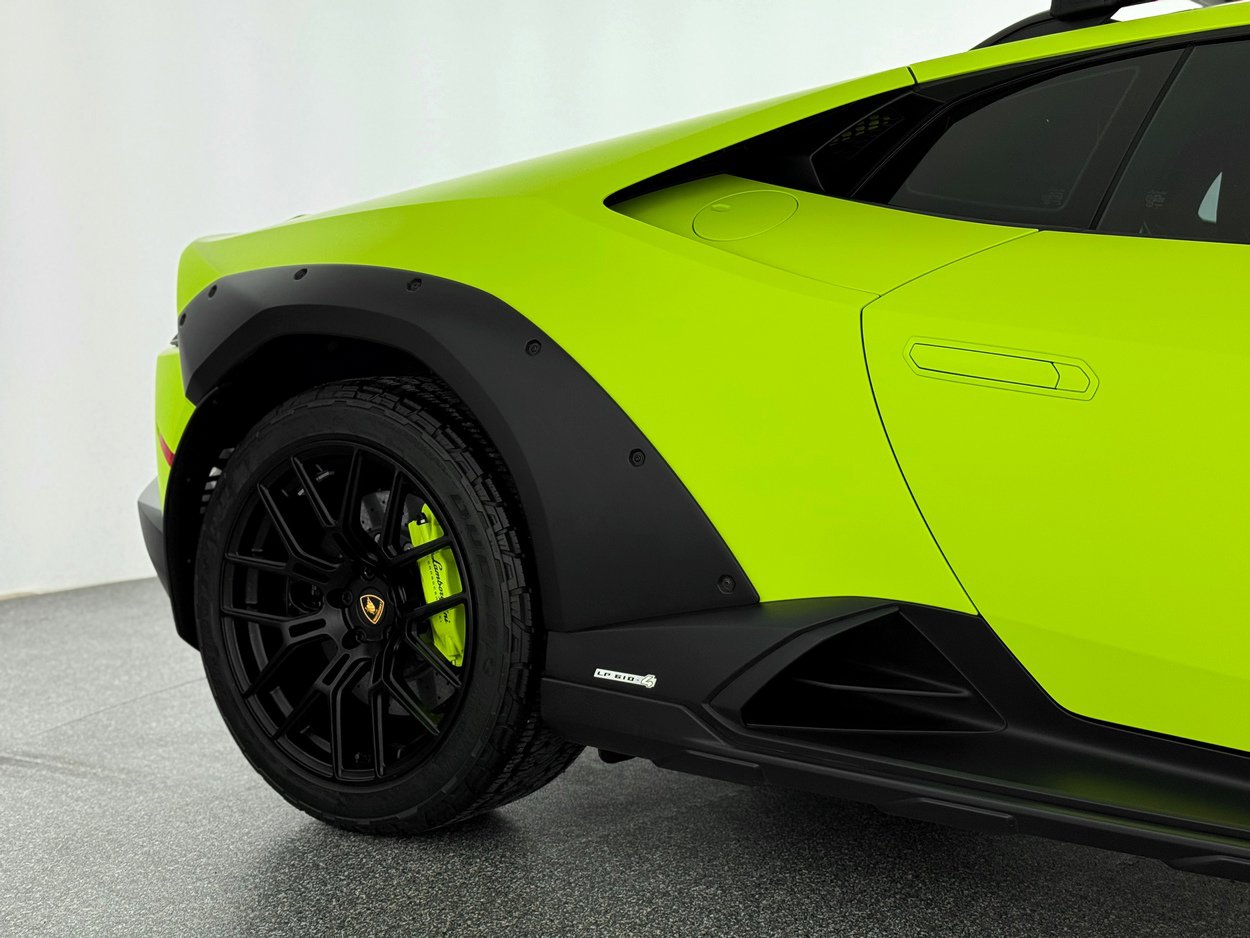 Used 2023 Lamborghini Huracan Sterrato image 40