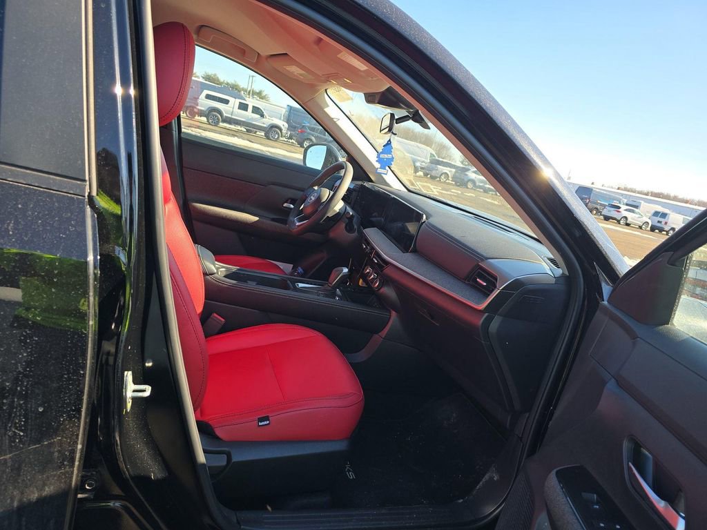 Used 2025 Nissan Kicks SV w/ Illumination Package image 7