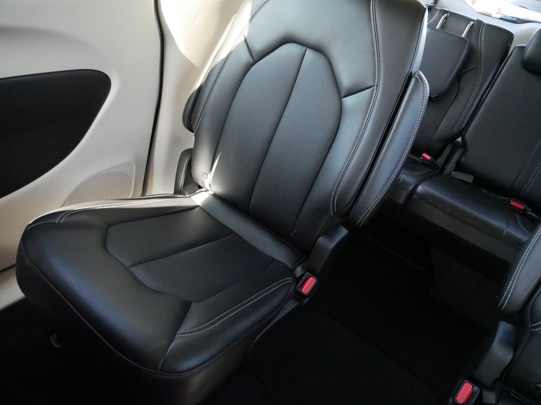 Used 2024 Chrysler Pacifica Touring-L FWD image 12