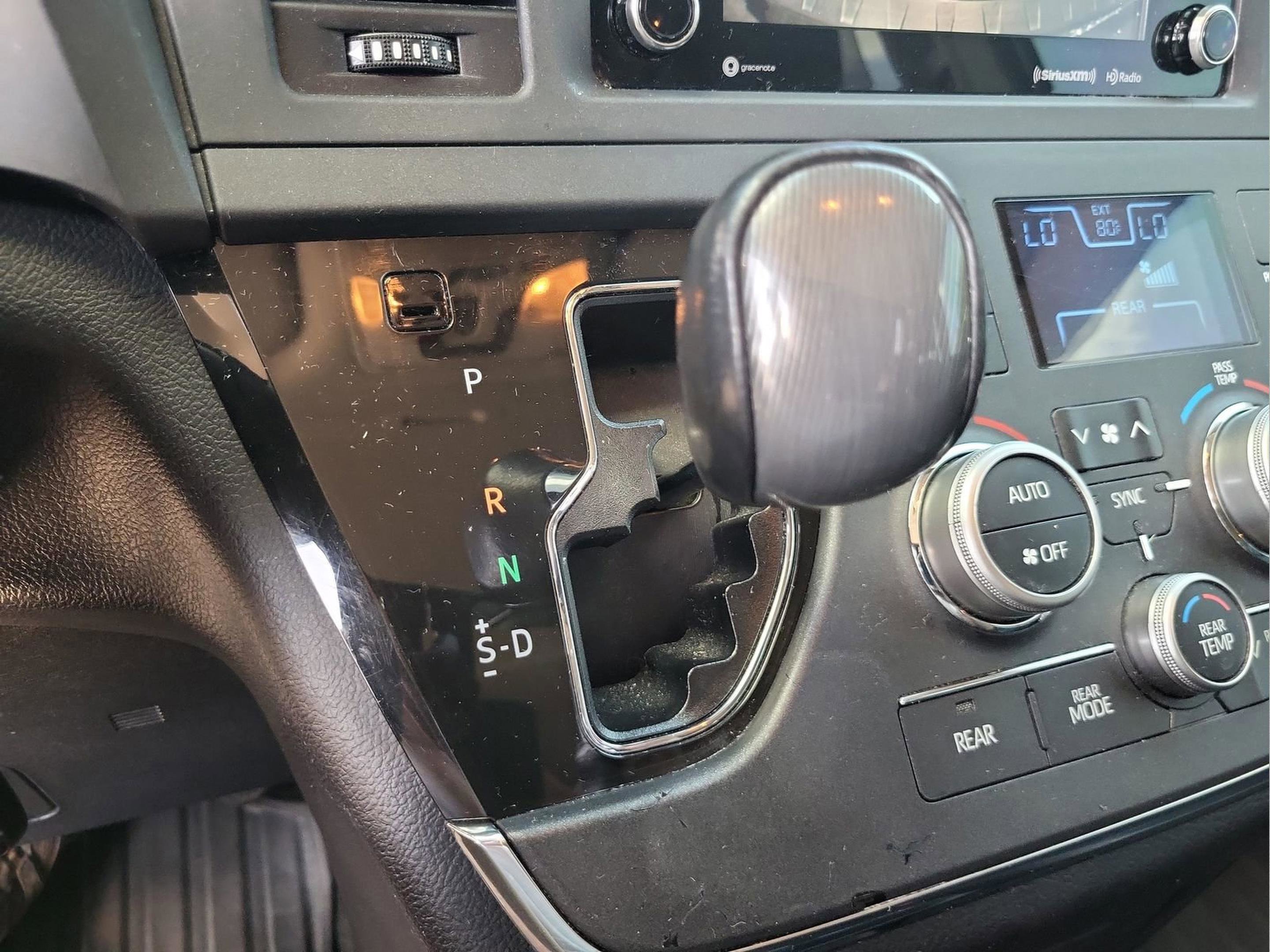 Used 2018 Toyota Sienna SE FWD image 15