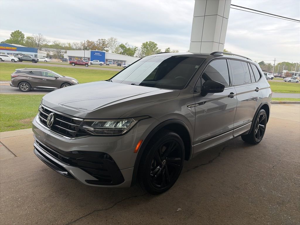 Used 2023 Volkswagen Tiguan SE R-Line image 2