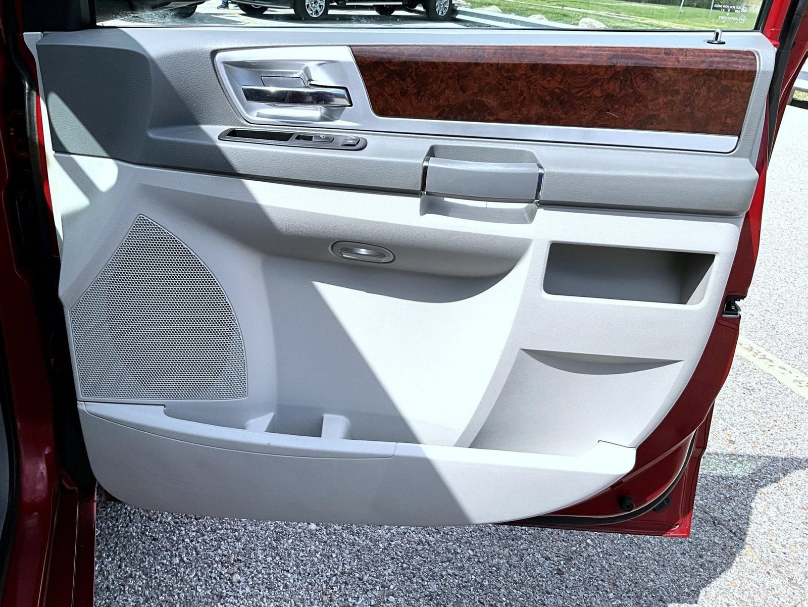 Used 2010 Chrysler Town & Country Touring w/ Entertainment Group #2 FWD image 19