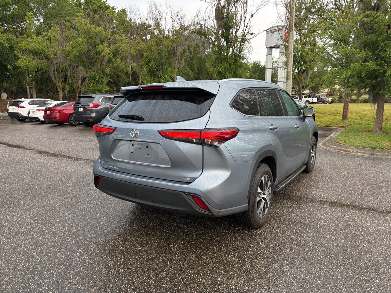 Used 2021 Toyota Highlander XLE FWD image 5