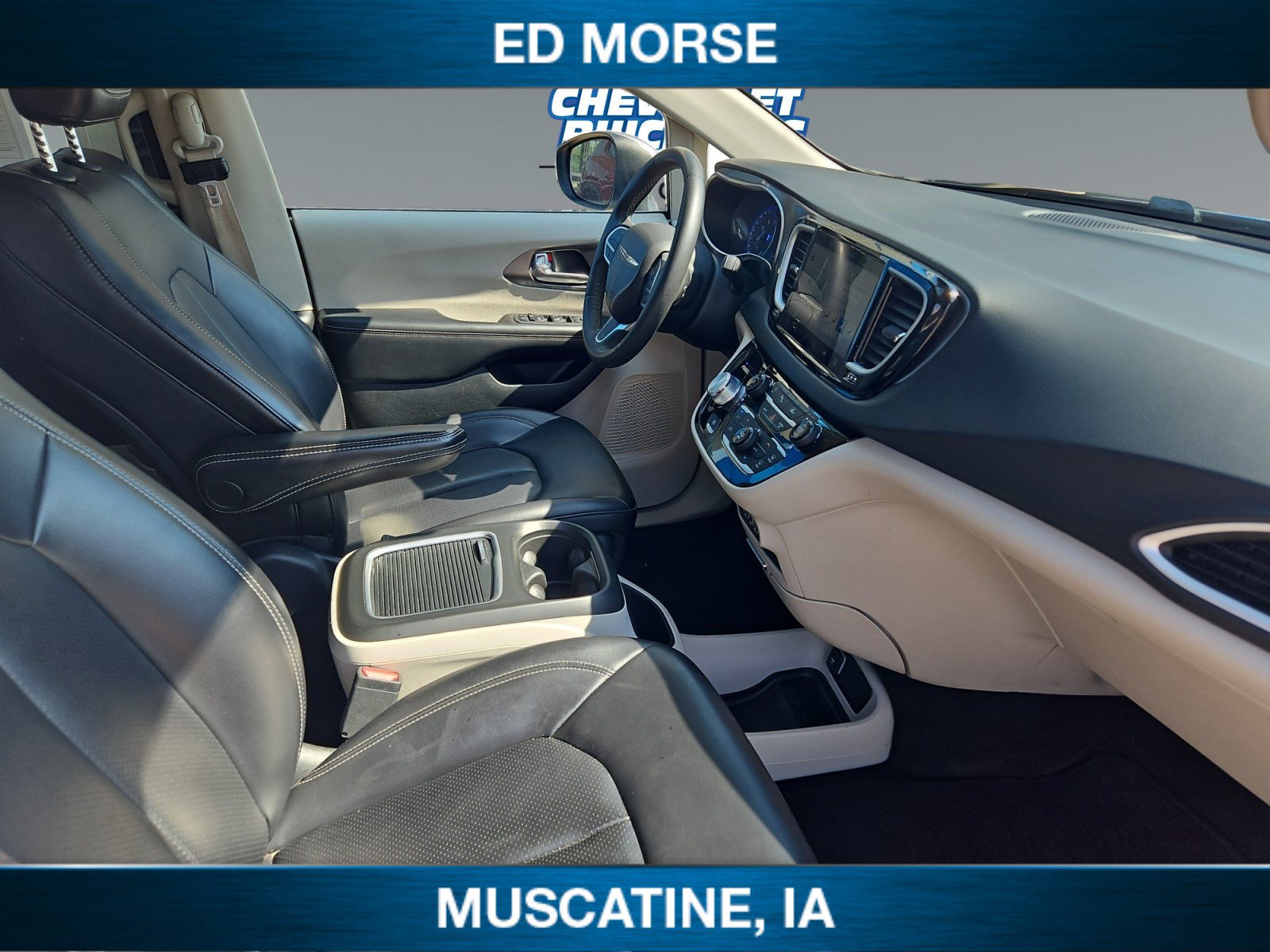 Used 2023 Chrysler Pacifica Touring-L FWD image 16