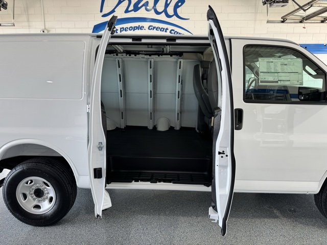 Used 2025 Chevrolet Express 2500 w/ Driver Convenience Package image 12