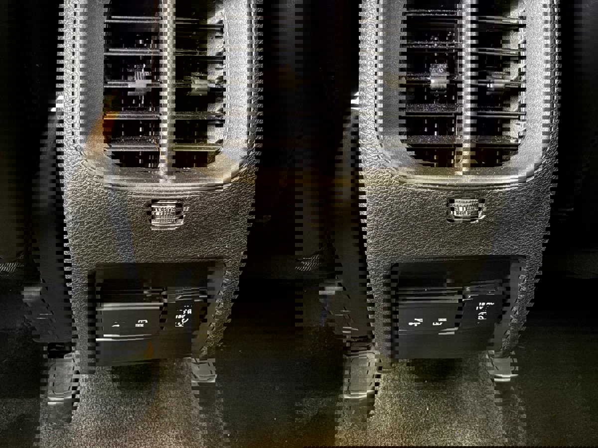 Used 2019 Jeep Cherokee Limited image 28