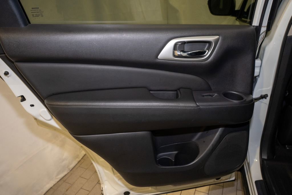 Used 2018 Nissan Pathfinder SV image 10