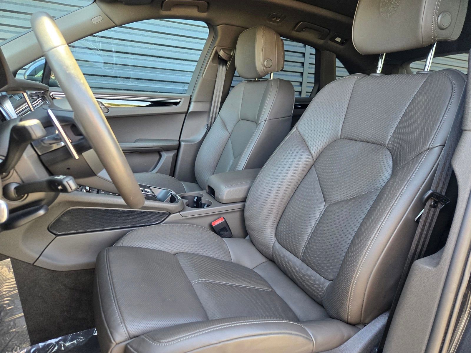 Certified 2025 Porsche Macan AWD/4WD image 5