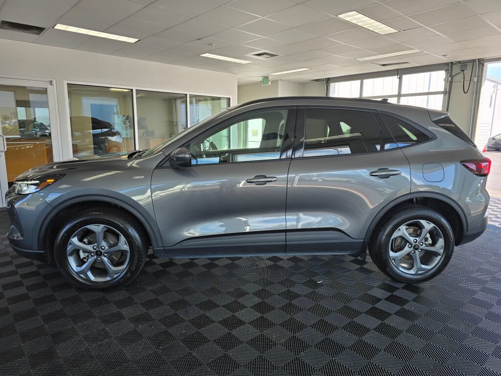 Used 2025 Ford Escape ST-Line Select AWD/4WD image 2