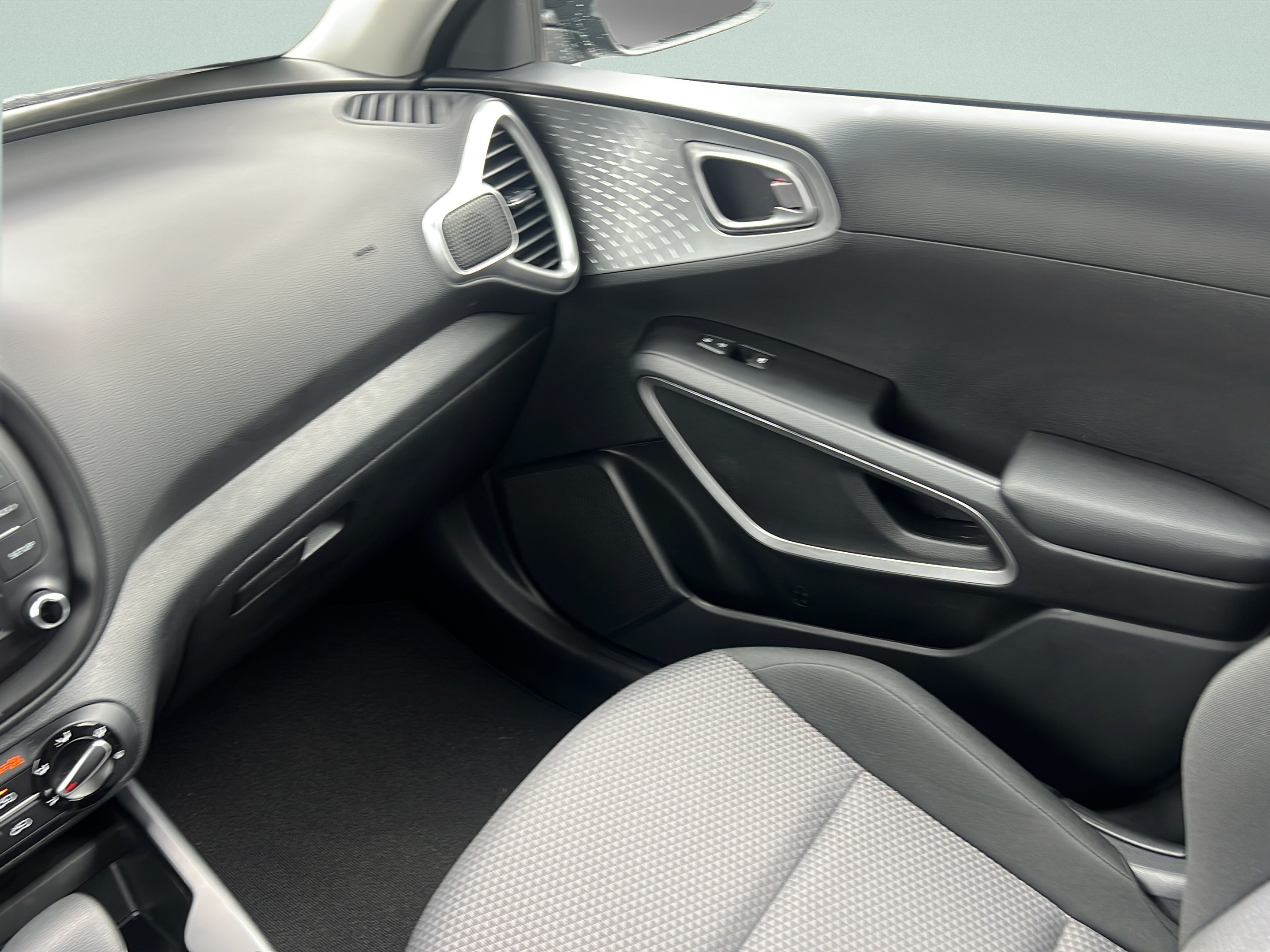 Certified 2025 Kia Soul LX w/ LX Technology Package FWD image 13