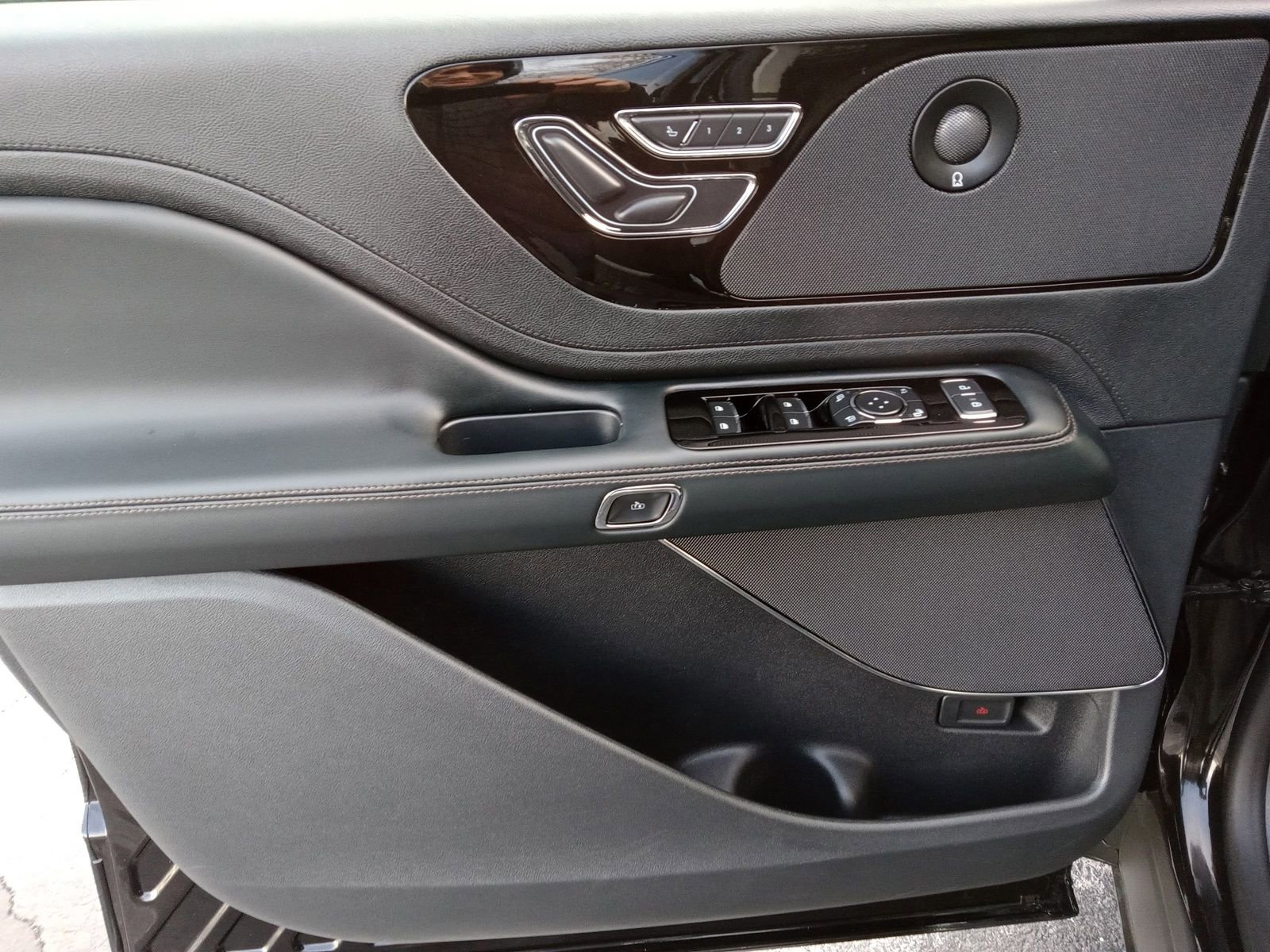 Used 2025 Lincoln Aviator Reserve image 9