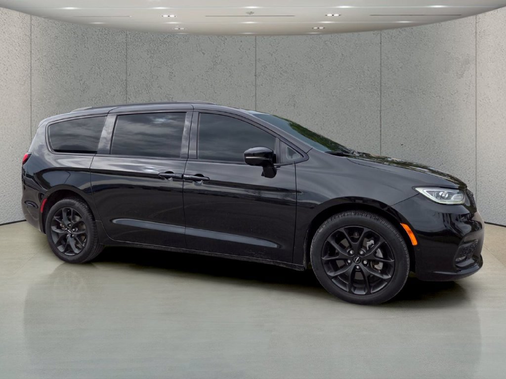 Used 2023 Chrysler Pacifica Limited w/ S Appearance Package AWD/4WD image 3