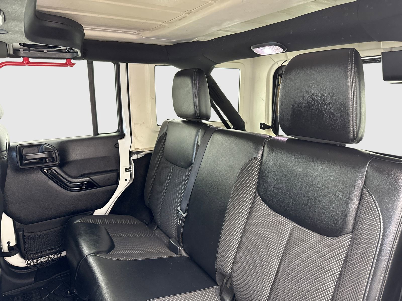 Used 2016 Jeep Wrangler Unlimited Sahara image 34