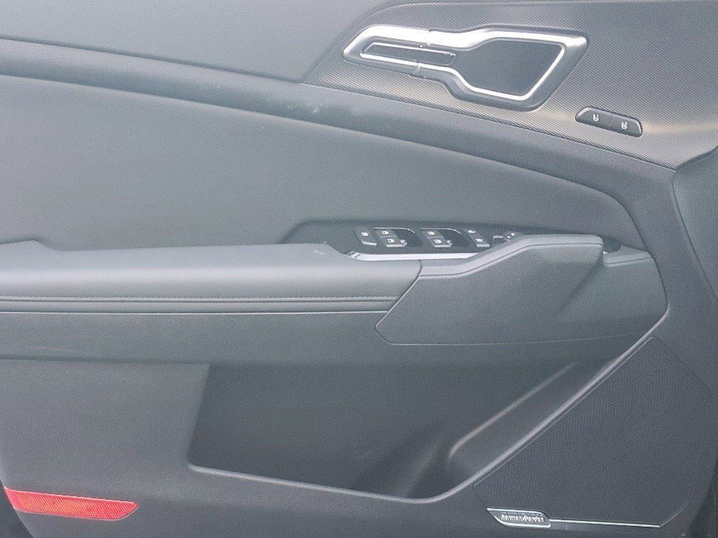 New 2025 Kia Sportage SX image 17