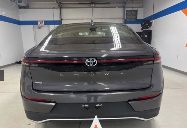 Used 2023 Toyota Crown XLE image 5