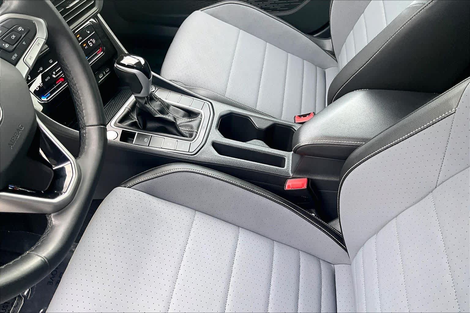 Used 2025 Volkswagen Jetta SE FWD image 16